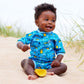 Junge am Strand trägt den Neoprenanzug "Busg Life"