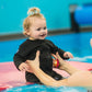Mädchen trägt den Neoprenanzug im Babyschwimmen