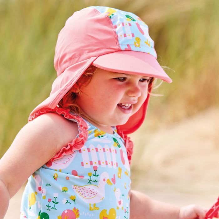 Mädchen trägt den UV Sonnenhut "Little Ducks" mit Sonnenschutzfaktor 50+