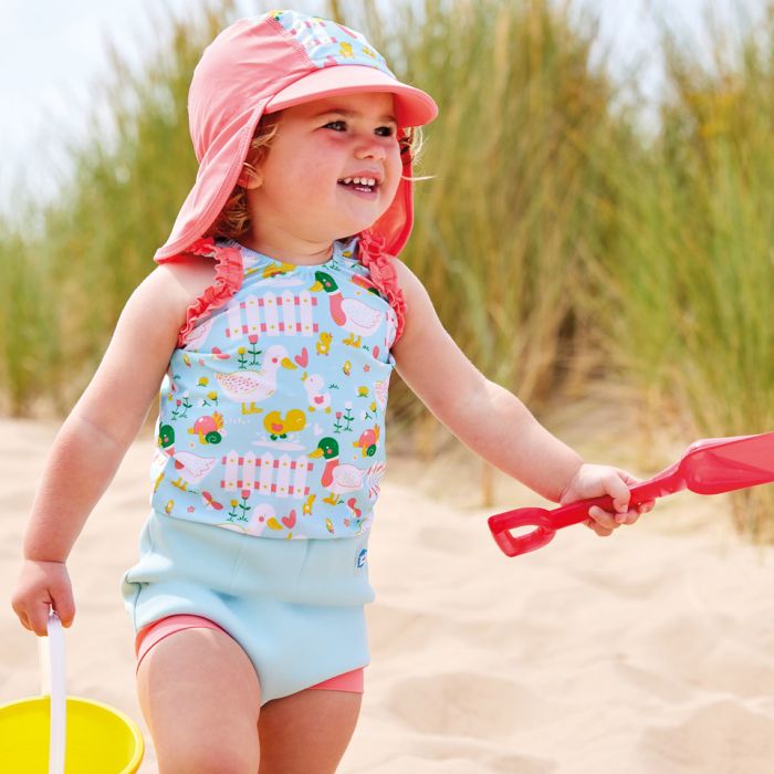 Mädchen trägtt den UV Sonnenhut "Little Ducks"  am Strand
