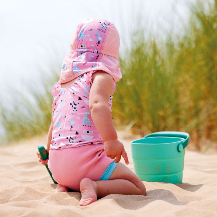 Mädchen am Strand trägt den UV Sonnenhut "Nina's Ark" mit Nackenschutz