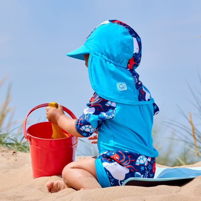 Junge spielt am Strand und trägt den UV Sonnenhut "Under the Sea"