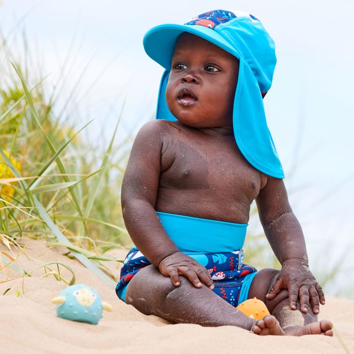Junge trägt den UV Sonnenhut "Under the Sea" mit Sonnenschutzfaktor 50+