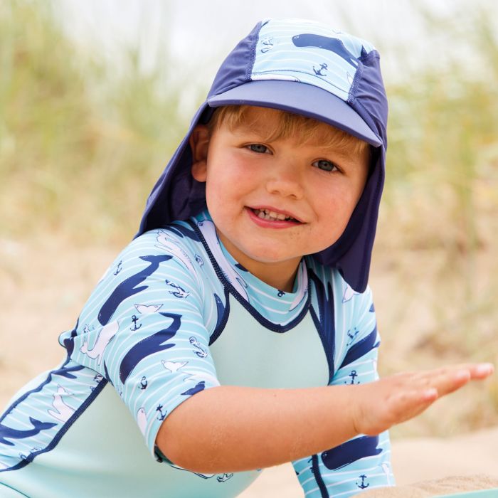 Junge spielt am Strand und trägt demn UV Sonnenhut "Vintage Moby"