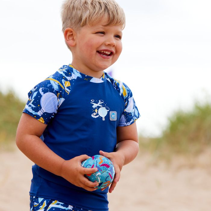 Junge trägt das UV Shirt "Up in the Air" mit Sonnenschutzfaktor 50+