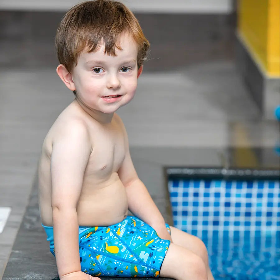 Junge trägt die Badehose im Schwimmbad
