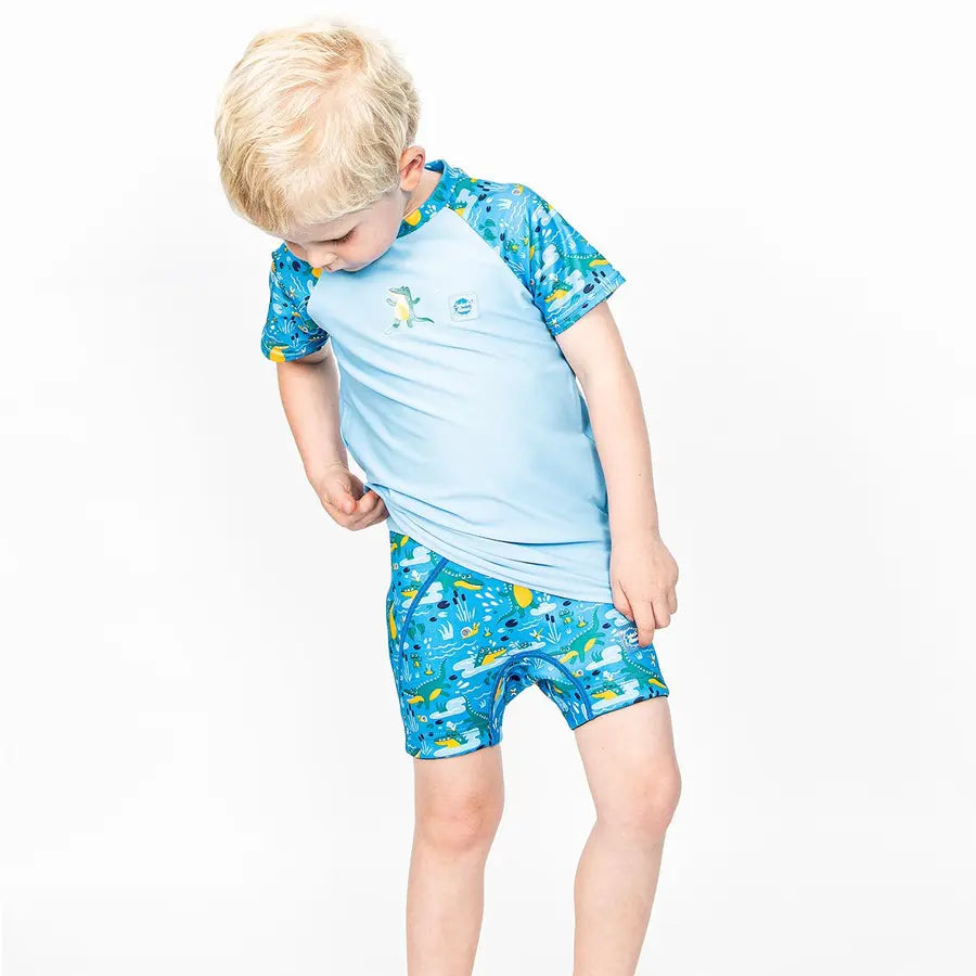 Junge trägt die Badehose mit passendem UV Shirt