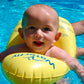 Baby sitzt in der Schwimmhilfe Swimi