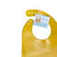 Detail des Verschlusses des Silikon-Lätzchens