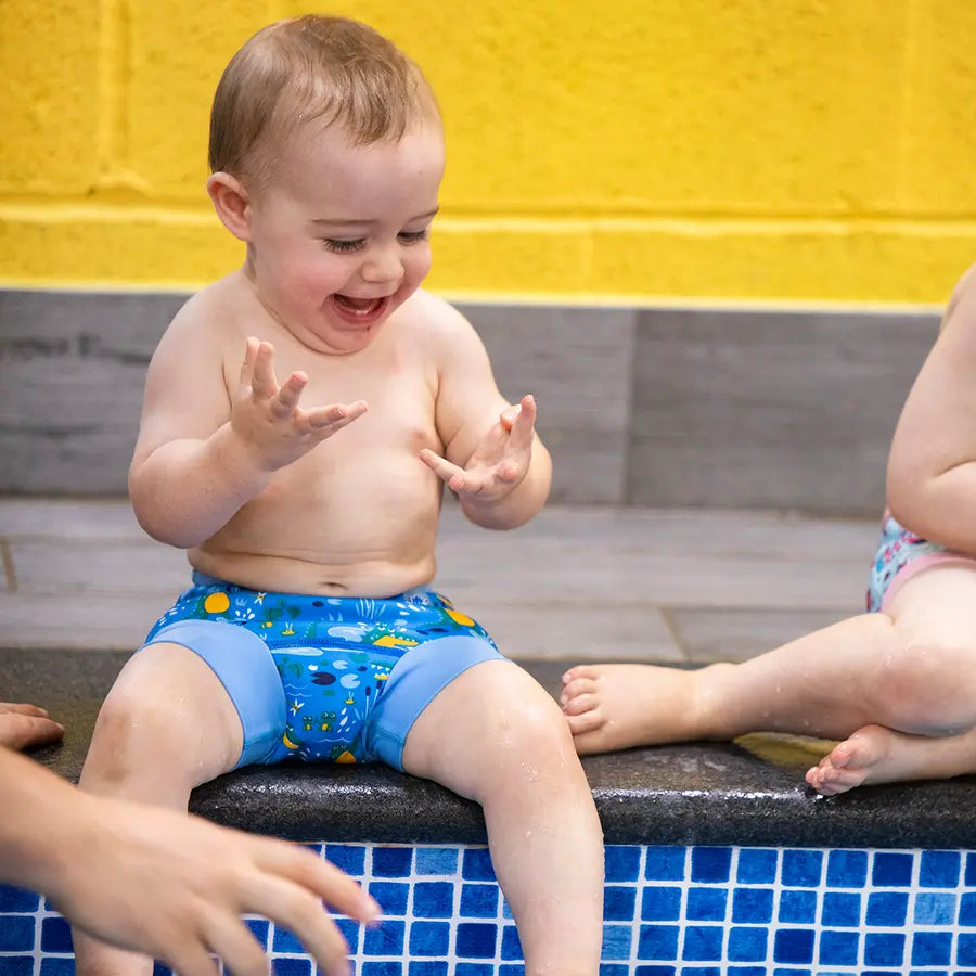 Kind trägt Schwimmwindel "Crocodile Swamp" im Schwimmbad