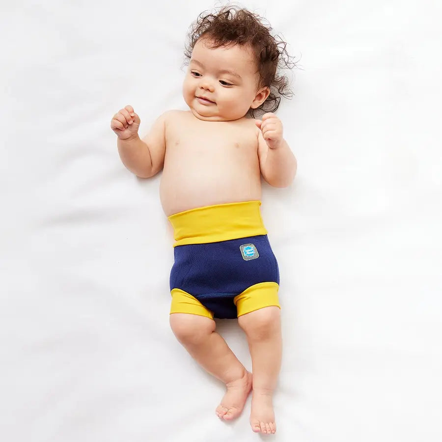 Liegendes Kind mit Schwimmwindel "blue + yellow"