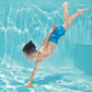 Junge holt "Squiggle Wiggle" Tauchfische vom Boden des Schwimmbeckens