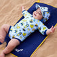 Junge liegt am Strand und trägt den Neoprenanzug "Bugs Life" mit Sonnenschutzfaktor 50+