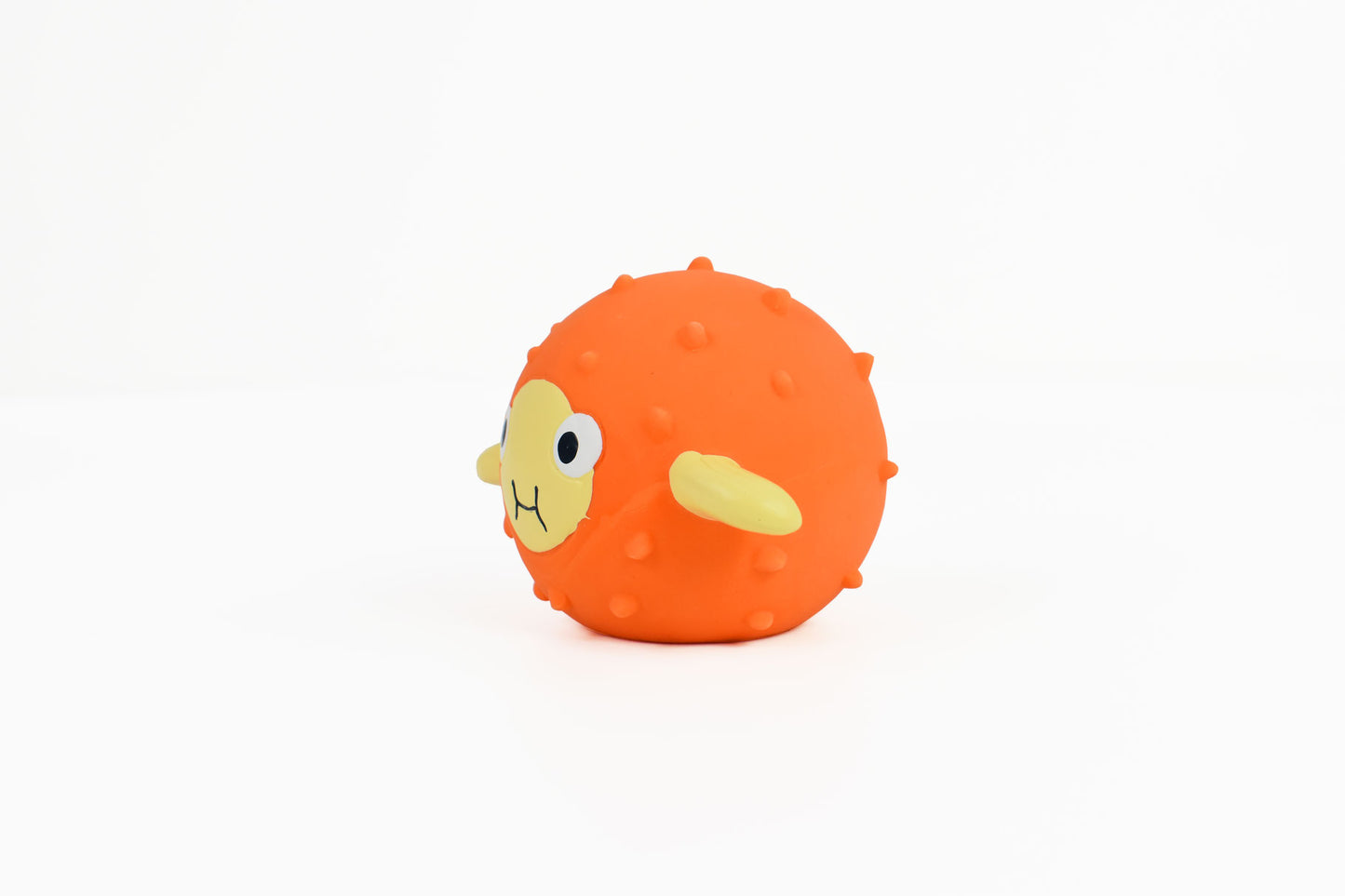 Kugelfisch-Ball in orange Seitenansicht